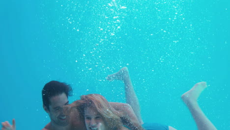 -Glückliches-Paar,-Das-Unter-Wasser-Schwimmt