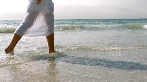 Mujer-Caminando-En-El-Agua