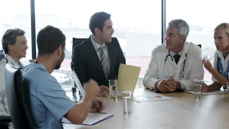 Empresario-Hablando-Con-El-Equipo-Médico