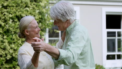 Schönes-älteres-Paar-Tanzt-