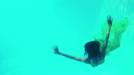 Mujer-Sexy-Sumergiéndose-En-La-Piscina