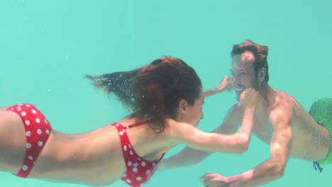 Glückliches-Paar,-Das-Unter-Wasser-Schwimmt