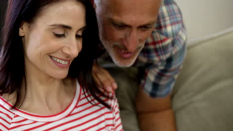 Pareja-Feliz-Usando-Tecnología