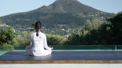 -Ruhige-Frau-Macht-Yoga-Am-Pool