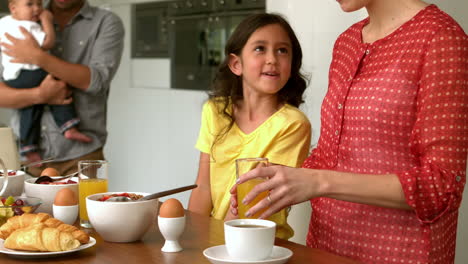 Familie-Frühstückt-Zusammen