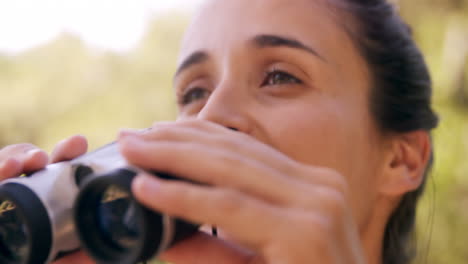 Mujer-Joven-Mirando-A-Través-De-Binoculares