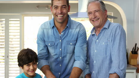 Los-Hombres-De-Varias-Generaciones-De-La-Familia-Están-Cocinando