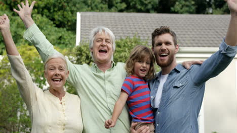 Glückliche-Familie-Im-Garten