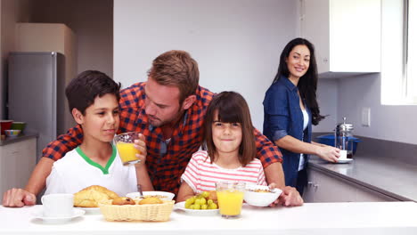 Familia-Desayunando-En-La-Cocina