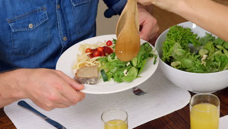 Familie-Beim-Gemeinsamen-Abendessen-In-Der-Küche