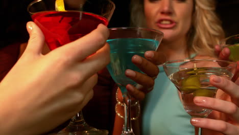 Gruppe-Von-Freunden-Trinkt-Einen-Cocktail
