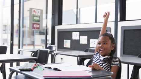 In-Einem-Schulklassenzimmer-Hebt-Ein-Junges-Afroamerikanisches-Mädchen-Eifrig-Ihre-Hand-Mit-Kopierraum