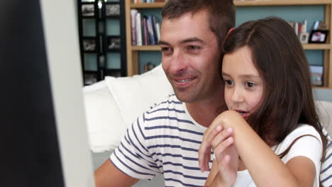 Padre-E-Hija-Usando-La-Computadora-Juntos