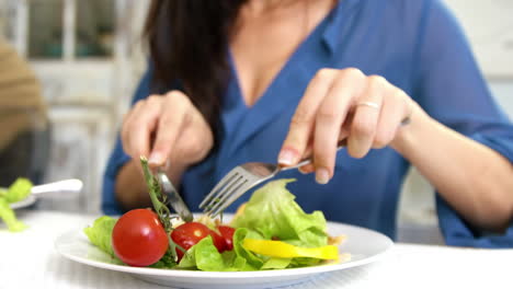 Close-up-on-a-woman-eating-her-salad