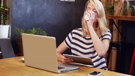 Frau-Trinkt-Kaffee-Und-Benutzt-Tablet