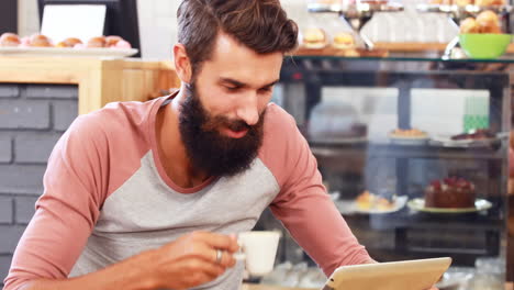 Hipster-Mann-Mit-Tablet