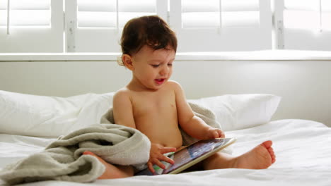 Ein-Kleiner-Junge-Schaut-Auf-Sein-Tablet-Auf-Dem-Bett