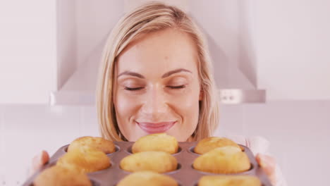 Blonde-Frau-Ist-Zufrieden-Mit-Ihren-Kuchen