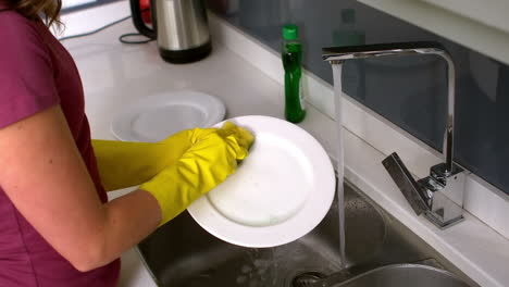 Woman-cleaning-dishes