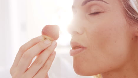 Close-up-on-a-woman-eating-a-strawberry