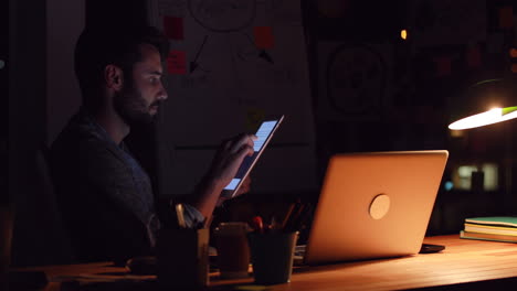 Hombre-De-Negocios-Casual-Usando-Una-Tableta-Por-La-Noche