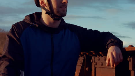 Retrato-De-Un-Hombre-Sonriente-Con-Casco