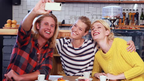 Lächelnde-Freunde-Machen-Ein-Selfie