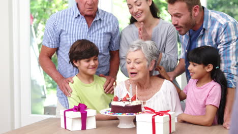 Familia-Feliz-Celebrando-Un-Cumpleaños