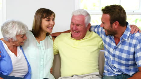 Familia-Feliz-Hablando-Juntos