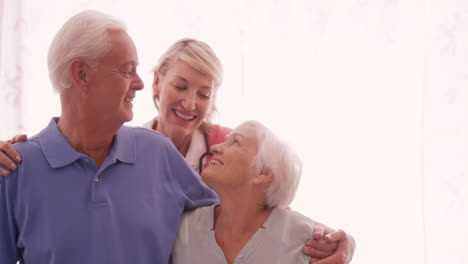 Retrato-De-Una-Pareja-Mayor-Y-Un-Médico-Sonriendo