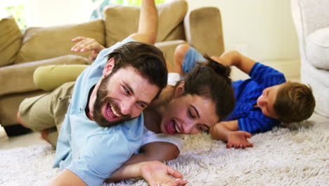 Familia-Feliz-Jugando-Juntos-En-La-Alfombra