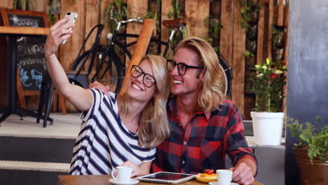 Pareja-Hipster-Tomando-Una-Selfie