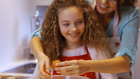 Porträt-Einer-Glücklichen-Mutter-Und-Tochter-Beim-Gemeinsamen-Kochen