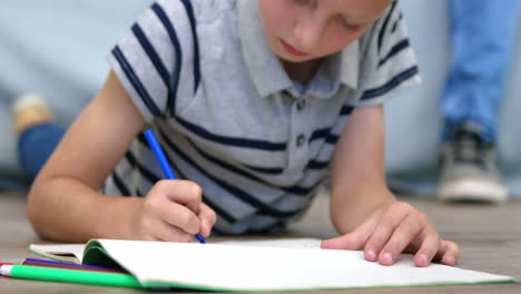 Un-Niño-Dibujando-Y-Coloreando