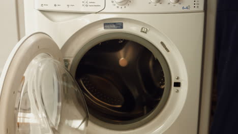 Mann-Repariert-Waschmaschine