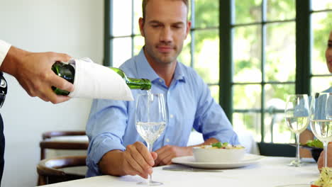 Un-Camarero-Guapo-Sirviendo-Vino-En-Una-Copa-De-Cliente.