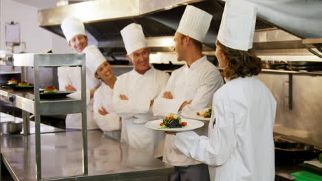 Chefs-Hablando-En-La-Cocina-Comercial