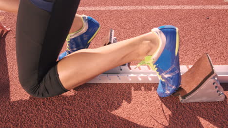 Mujer-Atleta-Esperando-En-El-Bloque-De-Salida.