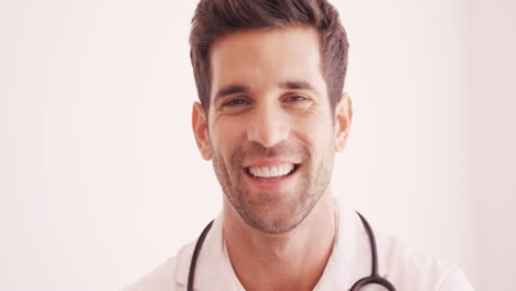 Porträt-Eines-Lächelnden-Männlichen-Arztes