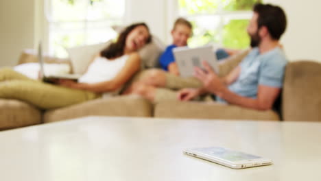 Familia-Sonriente-Mirando-Su-Tableta