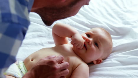 Un-Padre-Le-Hace-Cosquillas-A-Su-Bebé