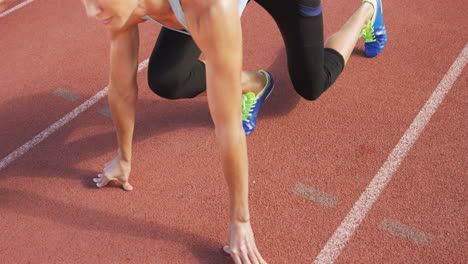 Mujer-Atleta-Comenzando-A-Correr-