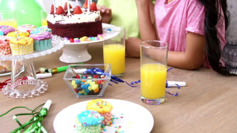 Familia-Feliz-Celebrando-Un-Cumpleaños