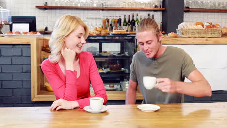 Pareja-Hablando-Y-Tomando-Café