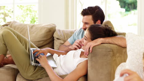 Pareja-Sonriente-En-La-Sala-De-Estar