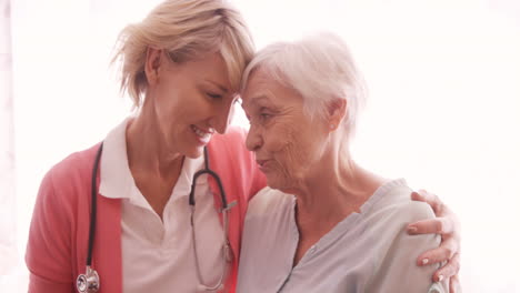 Female-doctor-consoling-to-a-senior-woman