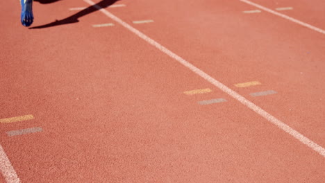 Mujer-Atleta-Comenzando-A-Correr-