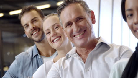 Gente-De-Negocios-Posando-Juntos