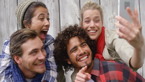 Junge-Männer-Tragen-Frauen-Huckepack-Und-Machen-Ein-Selfie