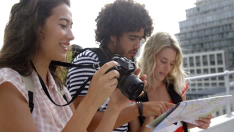 Amigos-Hipster-Visitando-Una-Ciudad-Y-Tomando-Fotografías